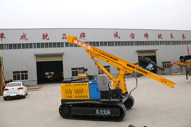 多功能潛孔螺旋打樁機(jī)側(cè)面